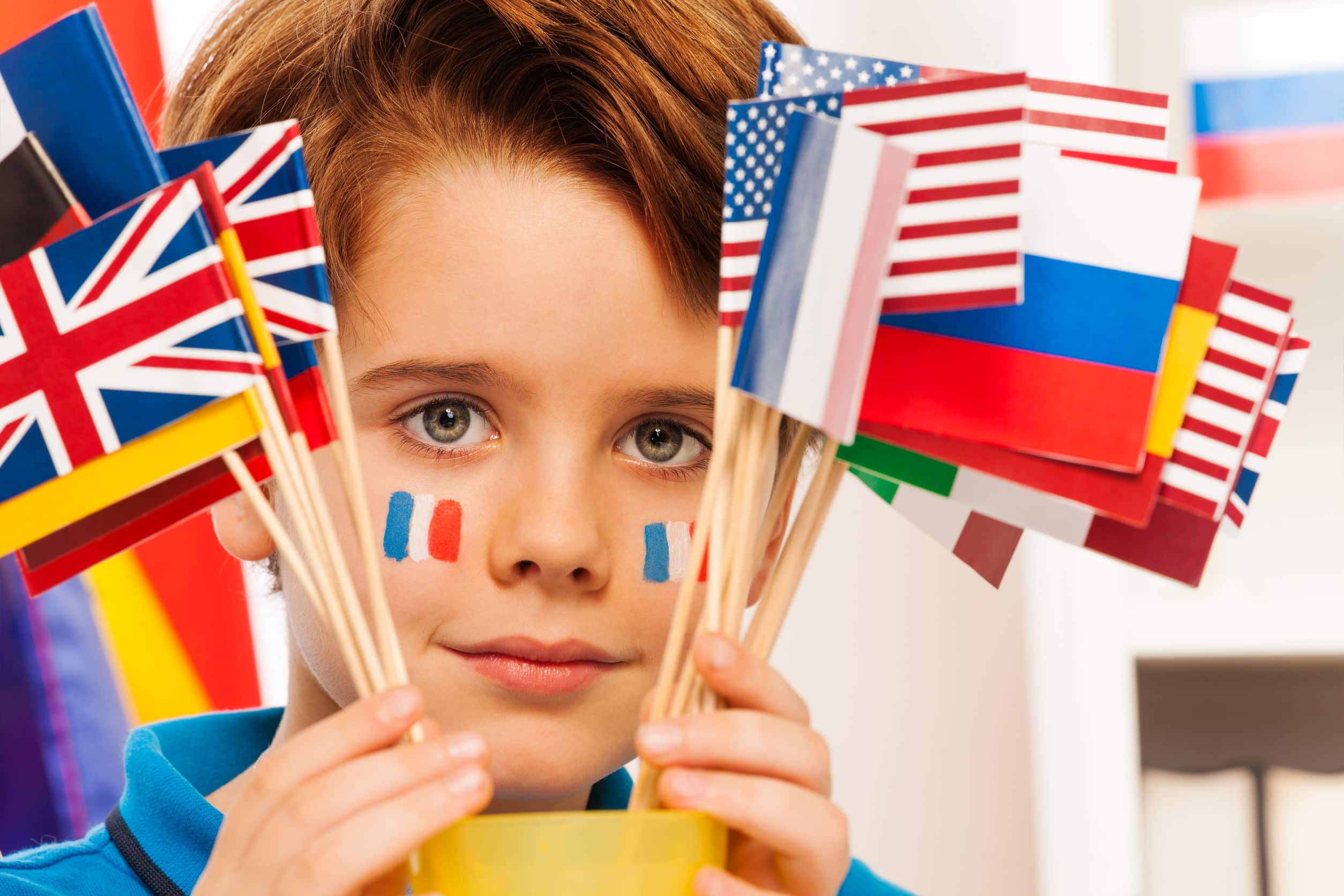 Как называют людей знающих много языков. Дети с флажками разных стран. Флаги разных стран для детей. Дети Билингвы. Дети англичане с флагом.